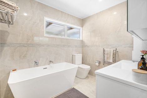 Photo of property in 23a Aberdeen Road, Castor Bay, Auckland, 0620