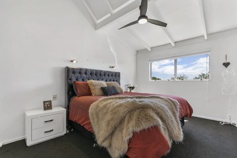 Photo of property in 15 Dalwhinnie Parade, Highland Park, Auckland, 2010