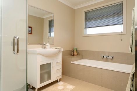 Photo of property in 19 Montgomery Crescent, Kinloch, Taupo, 3377