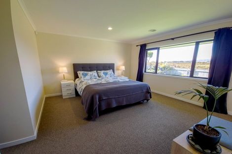 Photo of property in 12 Ron Place, Fitzherbert, Palmerston North, 4410