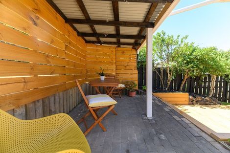 Photo of property in 2/54 Ayton Drive, Totara Vale, Auckland, 0629