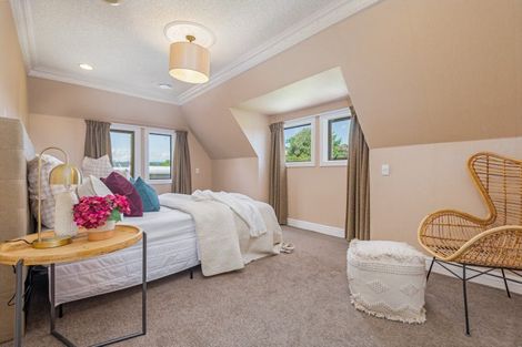 Photo of property in 21 Springdale Grove, Fitzherbert, Palmerston North, 4410