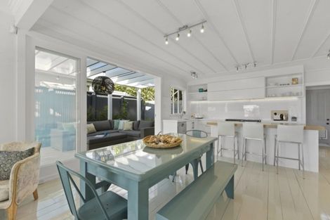 Photo of property in 5 Turnbull Road, Narrow Neck, Auckland, 0624