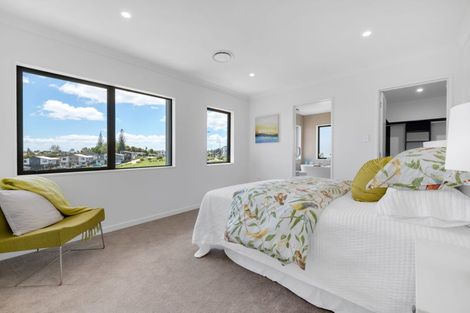 Photo of property in 14 Parkmore Drive, Rosehill, Papakura, 2113