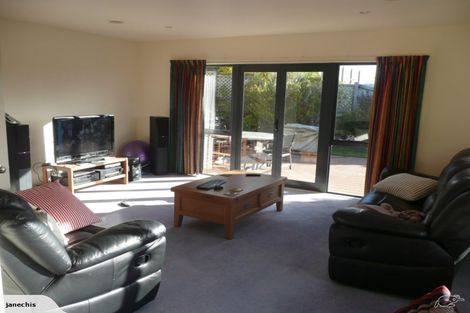 Photo of property in 20 Landsdowne Terrace, Karori, Wellington, 6012