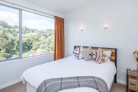 Photo of property in 33 Tiketike Way, Brooklyn, Wellington, 6021