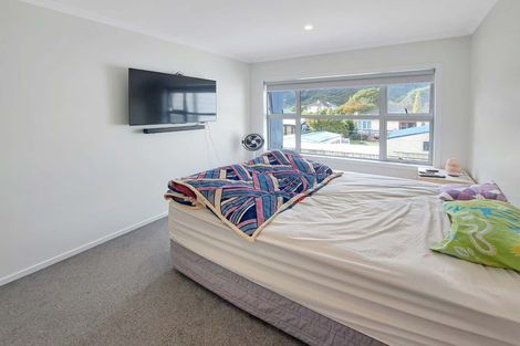 Photo of property in 12 Ronalds Way, Taita, Lower Hutt, 5011