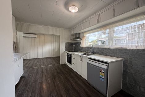 Photo of property in 16 Avonleigh Road, Green Bay, Auckland, 0604