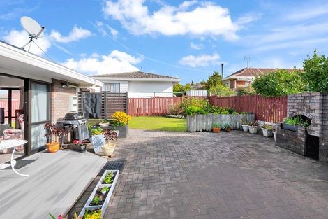 Photo of property in 2/4 Spring Grove, Henderson, Auckland, 0612