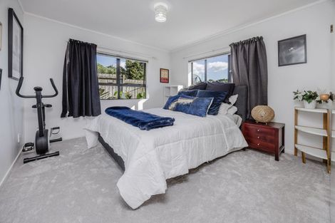 Photo of property in 2/8 Lochend Place, Highland Park, Auckland, 2010