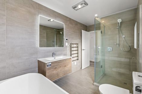 Photo of property in 4b Ramillies Place, Glenfield, Auckland, 0629