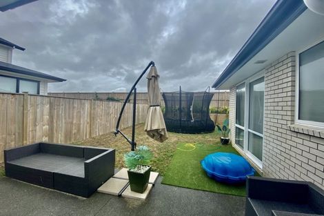 Photo of property in 71 Hayfield Way, Karaka, Papakura, 2113