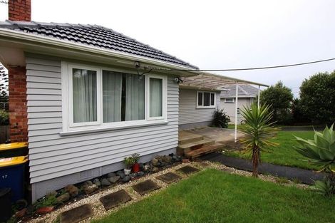 Photo of property in 17 Barron Drive, Green Bay, Auckland, 0604
