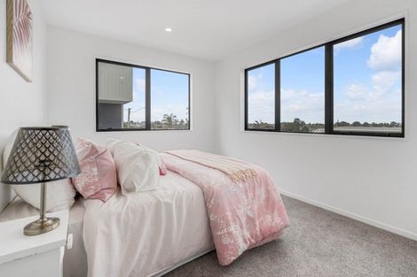 Photo of property in 2/24 Great South Road, Manurewa, Auckland, 2102