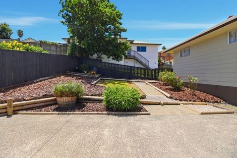 Photo of property in 40 Glenbervie Crescent, Massey, Auckland, 0614