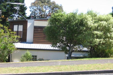 Photo of property in 1/2 Deverell Place, Northcross, Auckland, 0632