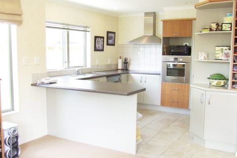 Photo of property in 11 Lilybank Crescent, East Tamaki, Auckland, 2013