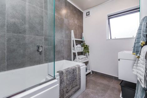 Photo of property in 2/5 Witheford Drive, Bayview, Auckland, 0629