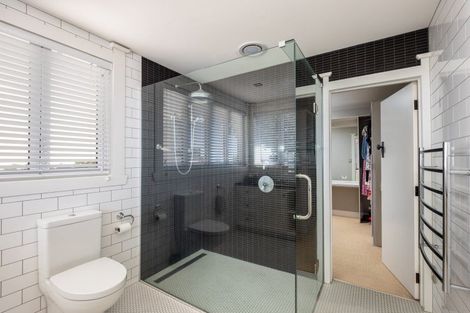 Photo of property in 10 Woolcombe Terrace, New Plymouth, 4310