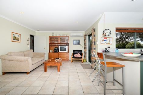 Photo of property in 9 Freestone Place, Henderson, Auckland, 0612