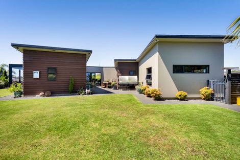 Photo of property in 15 Links Drive, Waiwhakaiho, New Plymouth, 4312