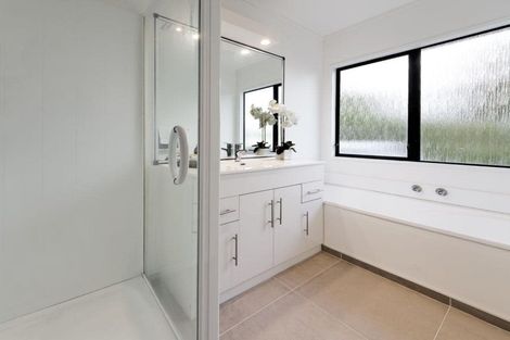 Photo of property in 2/7 Te Atatu Road, Te Atatu South, Auckland, 0610