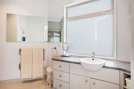 Photo of property in 11 Curnow Way, Kaiwharawhara, Wellington, 6035