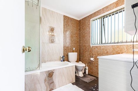 Photo of property in 28 Vina Place, Massey, Auckland, 0614