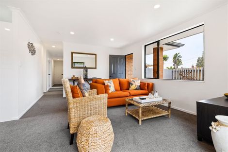 Photo of property in 15a Rixon Place, Te Atatu Peninsula, Auckland, 0610