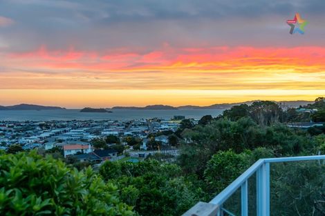 Photo of property in 10 Walnut Way, Maungaraki, Lower Hutt, 5010