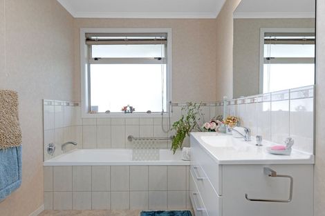 Photo of property in 9 Magnolia Rise, Waipahihi, Taupo, 3330