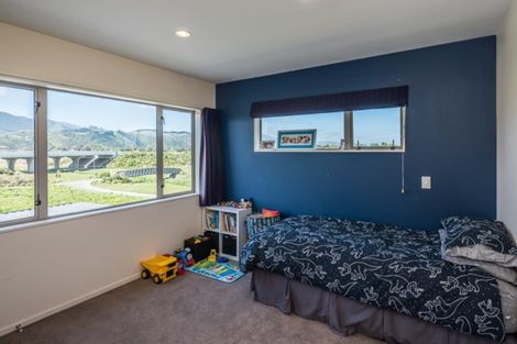 Photo of property in 61 Quadrant Heights, Paraparaumu, 5032