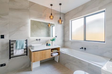 Photo of property in 21 Vinistra Road, Kumeu, 0810