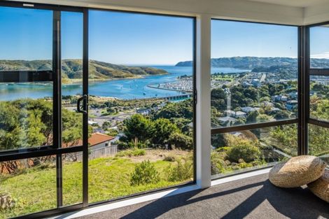Photo of property in 20a Kahu Road, Paremata, Porirua, 5024