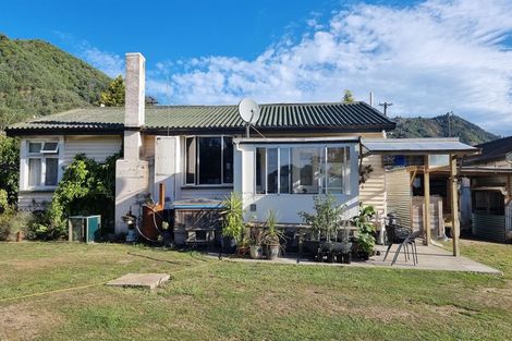 Photo of property in 53 Broadway, Picton, 7220