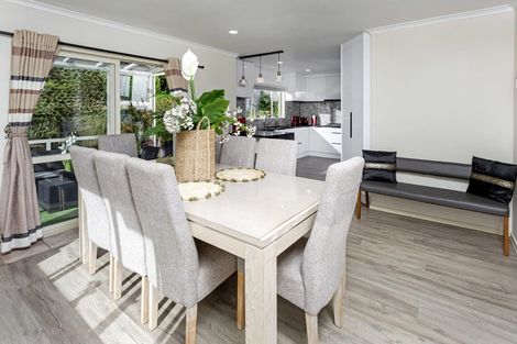 Photo of property in 21 Crimson Park, Oteha, Auckland, 0632