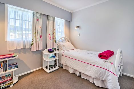 Photo of property in 1 Ecclesfield Grove, Silverstream, Upper Hutt, 5019