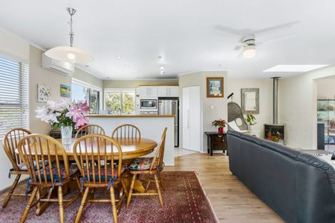 Photo of property in 3a Leiden Place, Totara Vale, Auckland, 0629