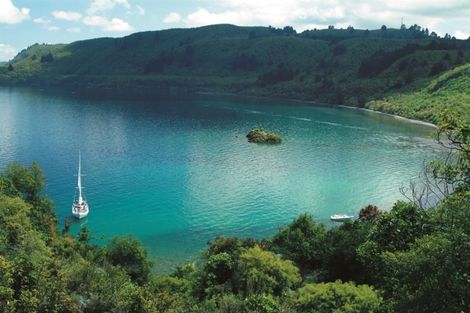 Photo of property in 4 Whakamoenga Point, Acacia Bay, Taupo, 3385