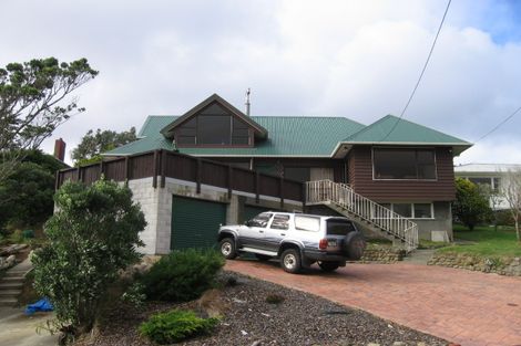 Photo of property in 14 Warrington Grove, Newlands, Wellington, 6037