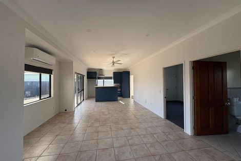 Photo of property in 76 Edgewater Drive, Pakuranga, Auckland, 2010