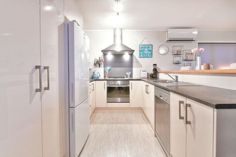 Photo of property in 3 Roberts Road, Tindalls Beach, Whangaparaoa, 0930