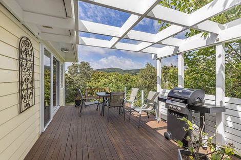 Photo of property in 28 Bartlett Grove, Tawa, Wellington, 5028