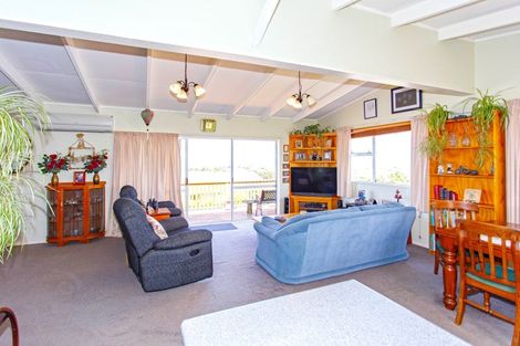 Photo of property in 18 Okiwa Terrace, Waiinu Beach, Whanganui, 4588