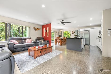 Photo of property in 2 Lowry Heights, Stokes Valley, Lower Hutt, 5019