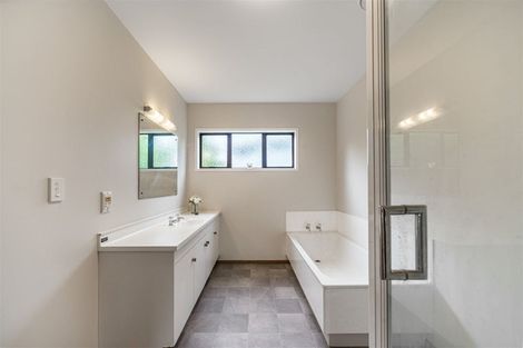 Photo of property in 1/5 Tree View Avenue, Glenfield, Auckland, 0629