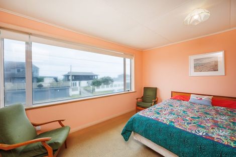 Photo of property in 19 Marine Parade South, Foxton Beach, Foxton, 4815