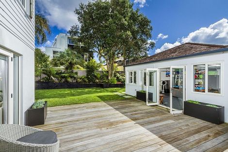 Photo of property in 24 Muritai Road, Milford, Auckland, 0620