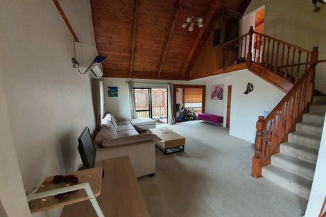 Photo of property in 2/1 Bamboo Grove, Kelston, Auckland, 0602