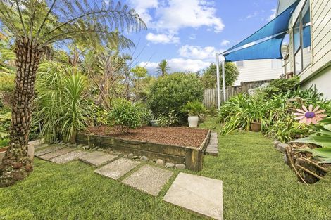 Photo of property in 22 Deverell Place, Northcross, Auckland, 0632